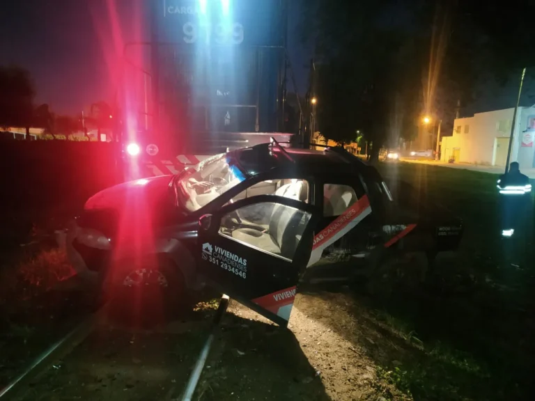 Un tren embistió un automóvil y lo arrastró 150 metros: hay dos personas heridas