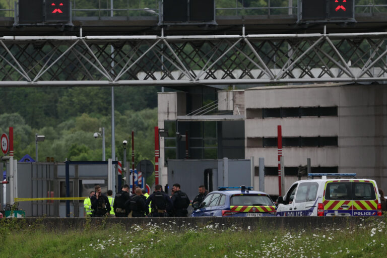 Ataque comando a camión penitenciario deja dos muertos y conmociona a Francia