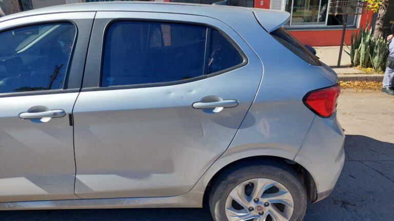 Chocó contra un auto y la hospitalizaron por múltiples fracturas