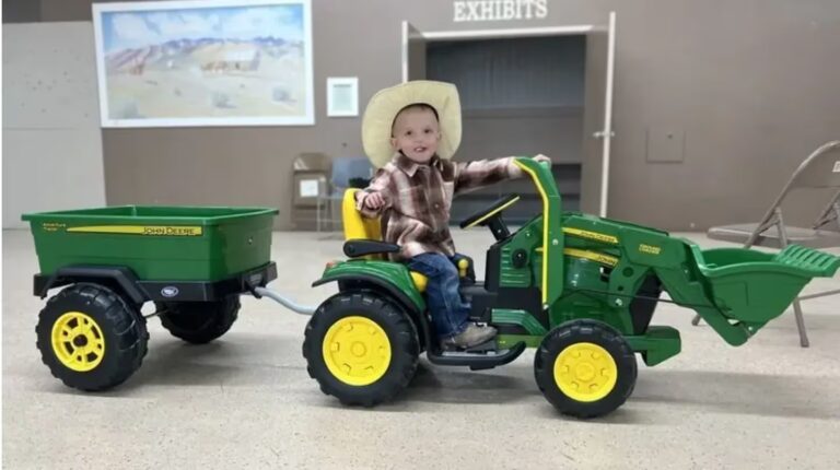 EEUU: murió un nene de tres años que se cayó a un río mientras manejaba un tractor de juguete
