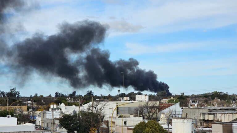 Gran columna de humo negro en Frontera