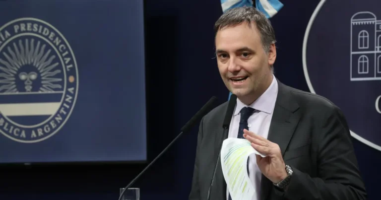 Adorni negó que su sueldo haya aumentado y apuntó contra Lousteau