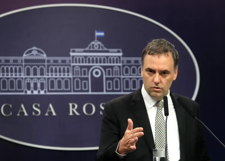 Adorni ante las preguntas por los perros de Milei: “De la vida privada del Presidente no vamos a hablar”