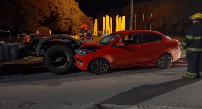 Un automóvil impactó contra un camión en Av. Cervantes