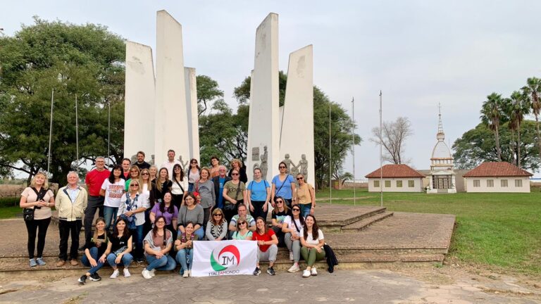 Docentes y alumnos de Italia Mondo realizaron un paseo cultural con el AGM