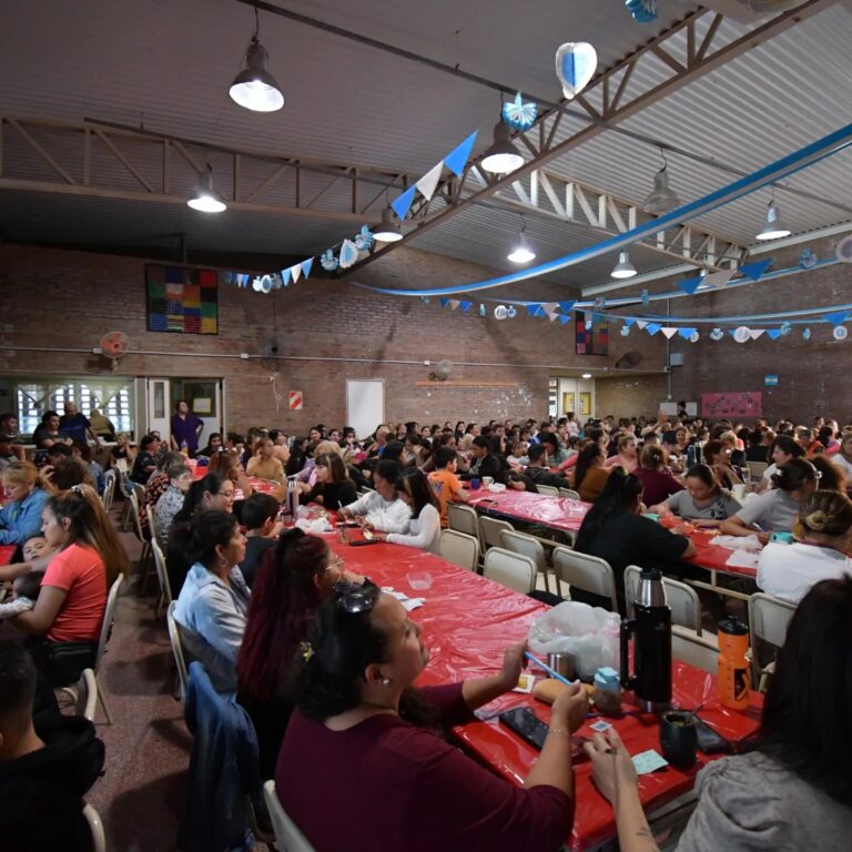 Mesa Barrial de Barrio Parque organizó un exitoso Té con Torta y Show