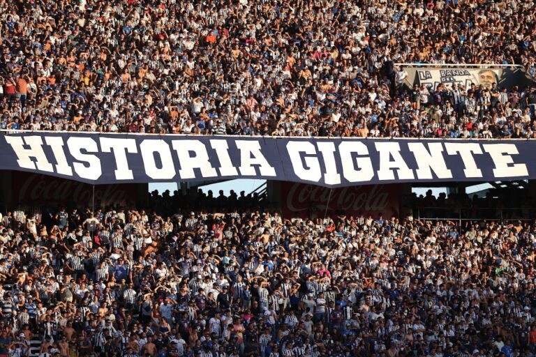 Murió un hincha que se descompensó y cayó por una escalera tras el partido de Talleres en el Kempes