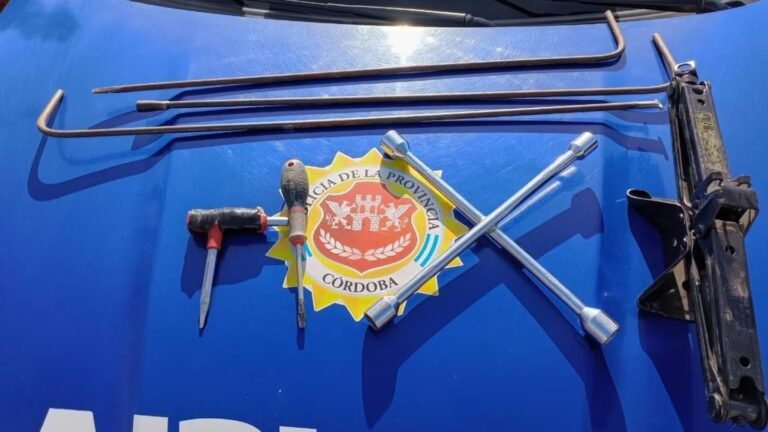 Salían con un auto robado a atacar vehículos estacionados en hipermercados