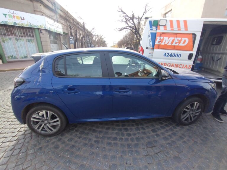 Un accidente entre una moto y un auto en el centro dejó a una mujer herida