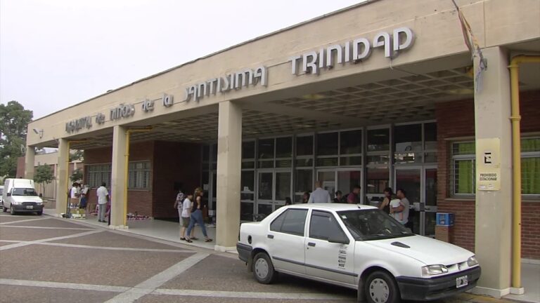 Una niña fue atropellada por un tren y está internada