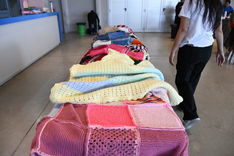 Entregaron tejidos de la campaña «Al frío le ponemos corazón»