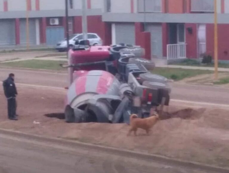 Procrear: un camión se hundió en una calle