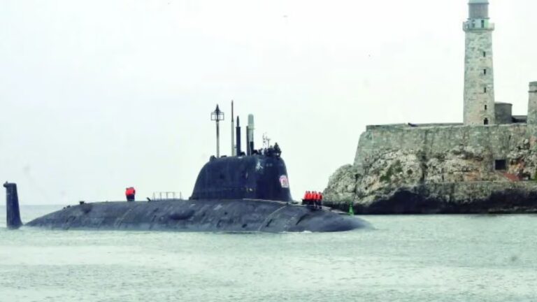 Estados Unidos mandó un submarino a Guantánamo, mientras que Rusia realiza ejercicios militares en Cuba