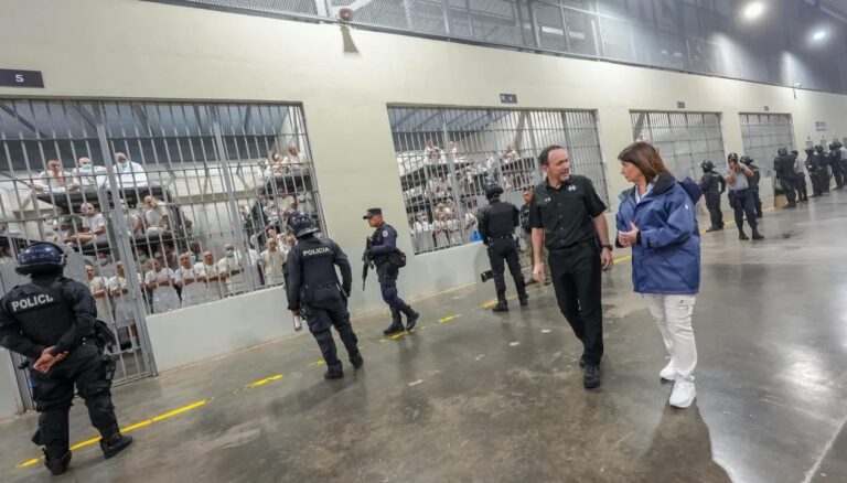 Bullrich visitó una cárcel de máxima seguridad en El Salvador: «Este es el camino»
