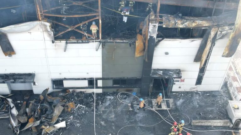 Tragedia en Corea del Sur: 22 personas murieron en un feroz incendio en una planta de baterías de litio