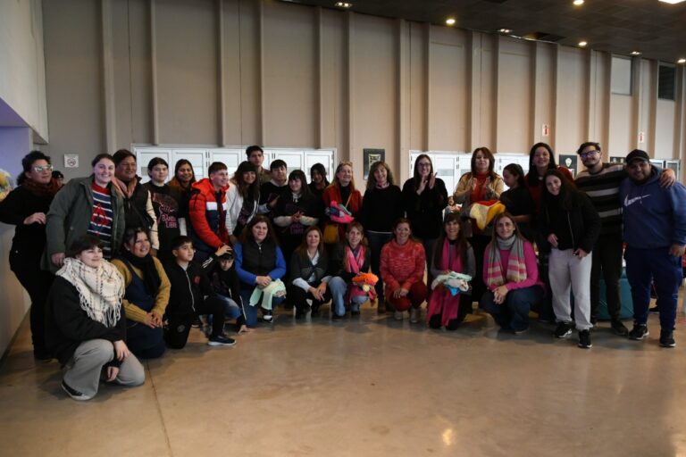 «Al frío le ponemos corazón»: «La Luciérnaga» y la guardería Paula Albarracín recibieron tejidos