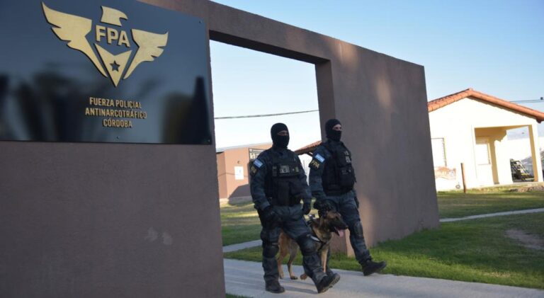 Vendían droga en un almacén: dos detenidos en barrio Alberdi