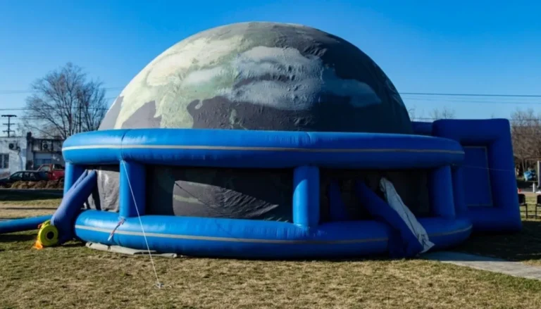 La ciudad recibe el Planetario Móvil