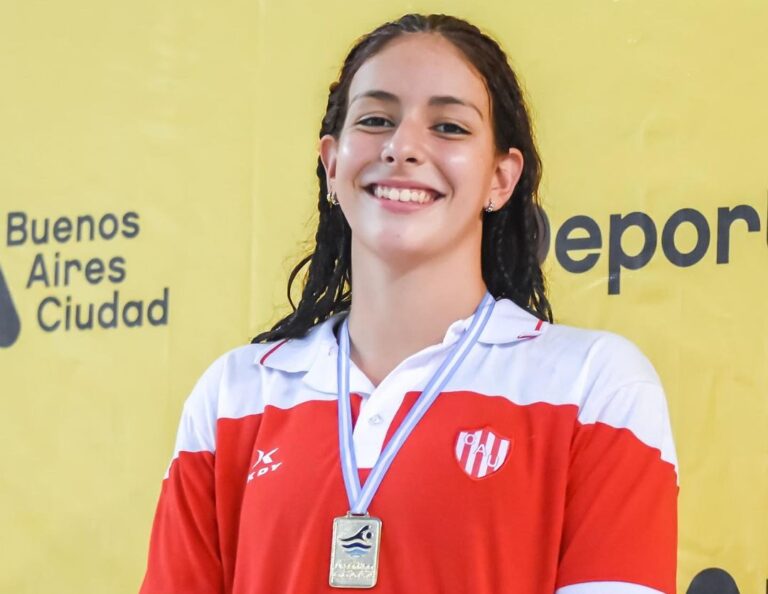 Malena Santillán brilla en la Primera jornada del Campeonato Nacional Juvenil de Natación en Buenos Aires