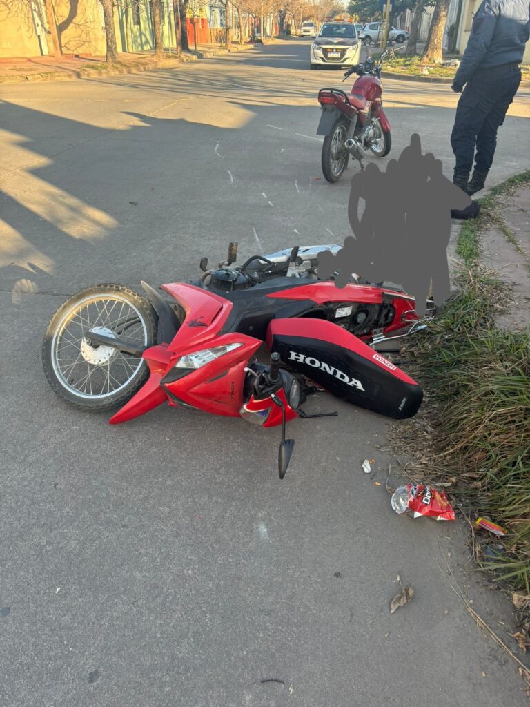 Dos heridos tras un choque de motos en barrio Sarmiento