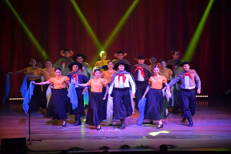 «Estampas Argentinas» conquistó al público en el Teatro Mayo