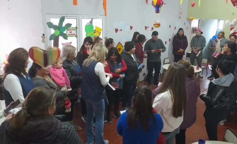  Charla sobre Crianza Respetuosa en barrio La Milka convocó a más de 30 familias