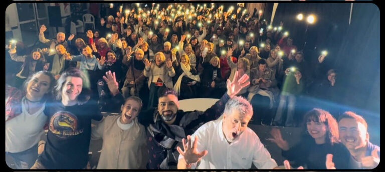 200 espectadores disfrutaron de «Bajo Terapia» en el Centro Cultural