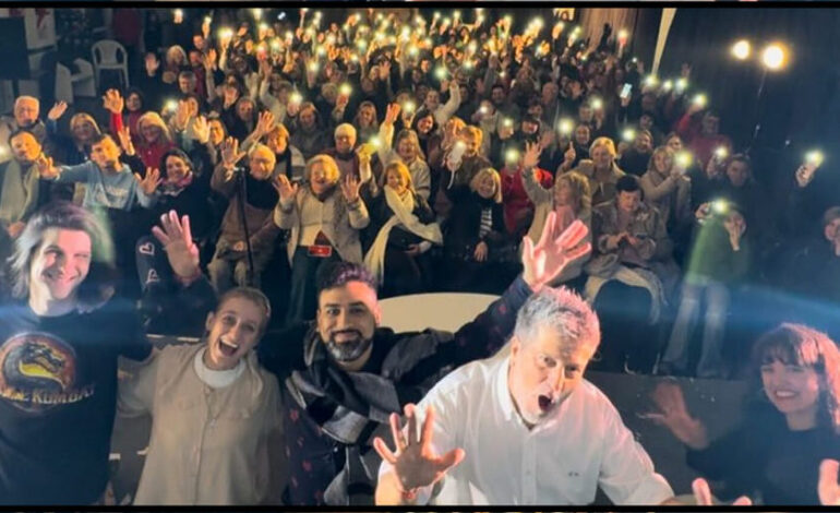  200 espectadores disfrutaron de «Bajo Terapia» en el Centro Cultural