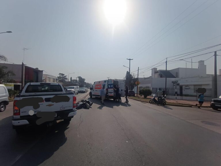 Un motociclista resultó en un choque con una camioneta