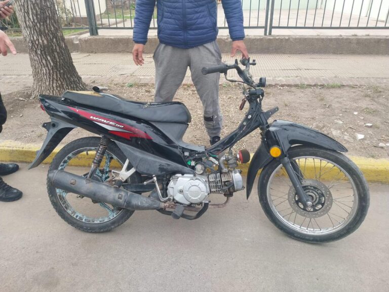 La policía retuvo una moto por falta de documentación y equipamiento