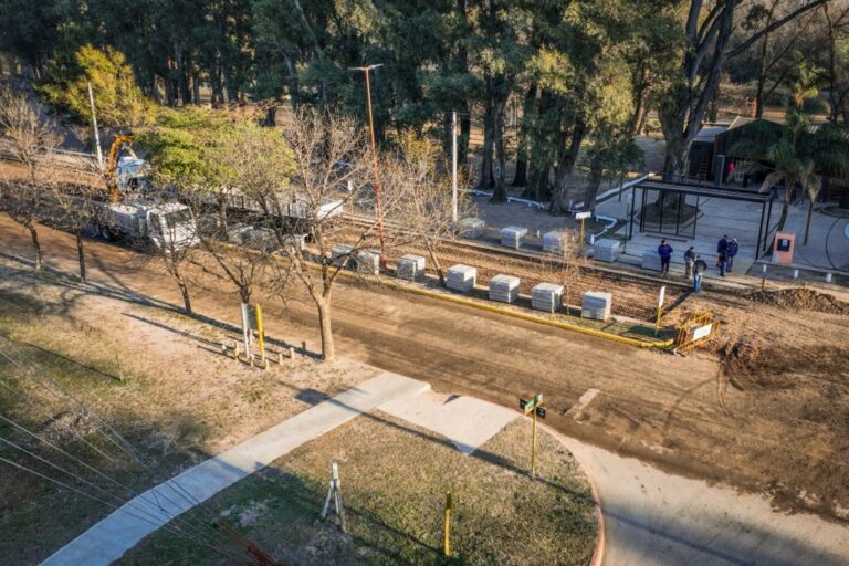 Inician obras de adoquinado en la Avenida Costanera de Arroyito