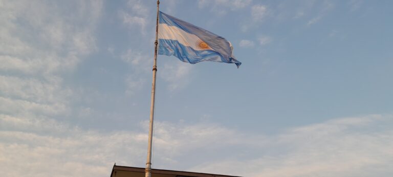 La Bandera Nacional vuelve a ondear diariamente en San Francisco