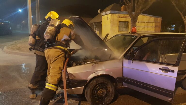 Morteros: bomberos locales intervinieron en un incendio vehicular
