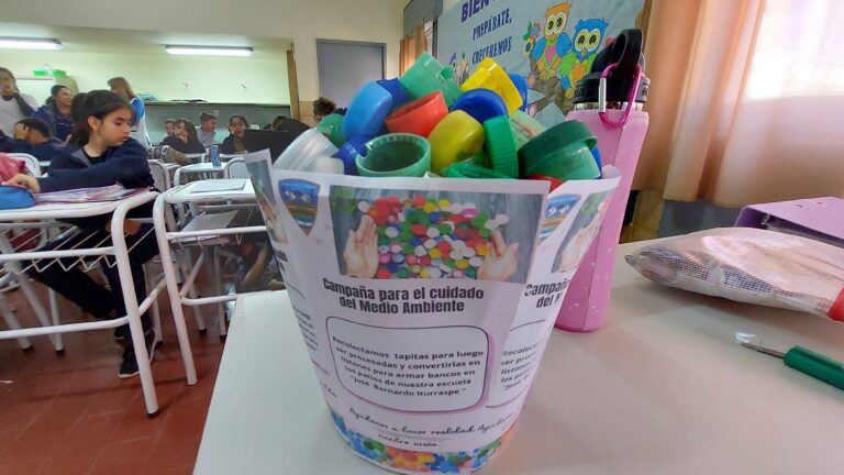 La Escuela J. B. Iturraspe recolecta tapitas para hacer bancos reciclados