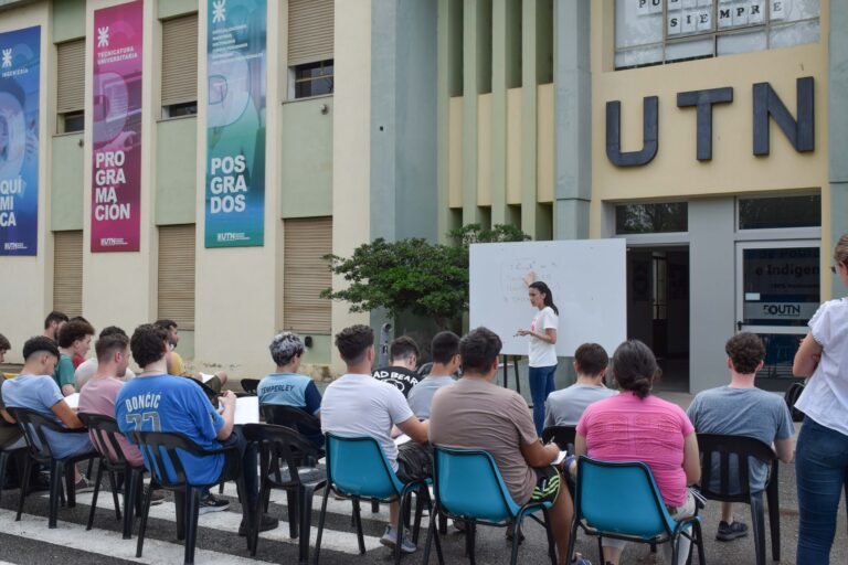 UTN San Francisco realizó una clase pública en apoyo al aumento del presupuesto universitario