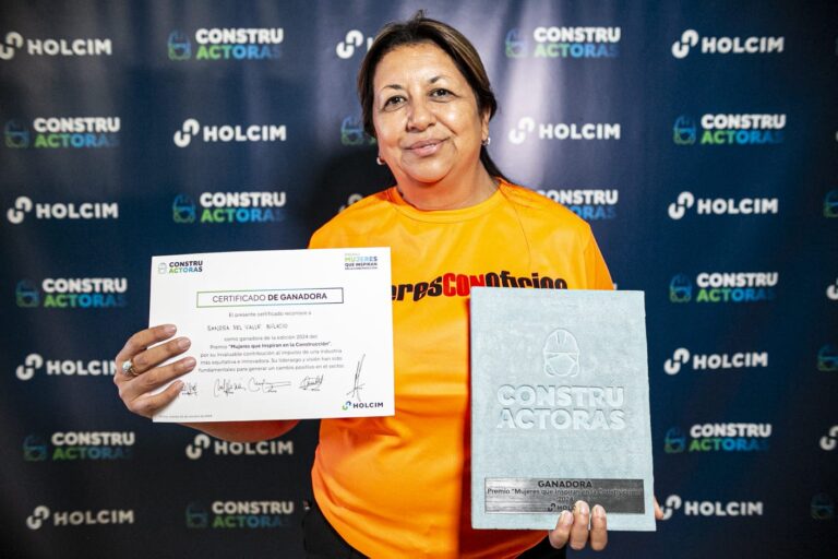 «Mujer que inspira en la construcción»: Sandra Bulacio, premiada por Holcim por su incansable labor