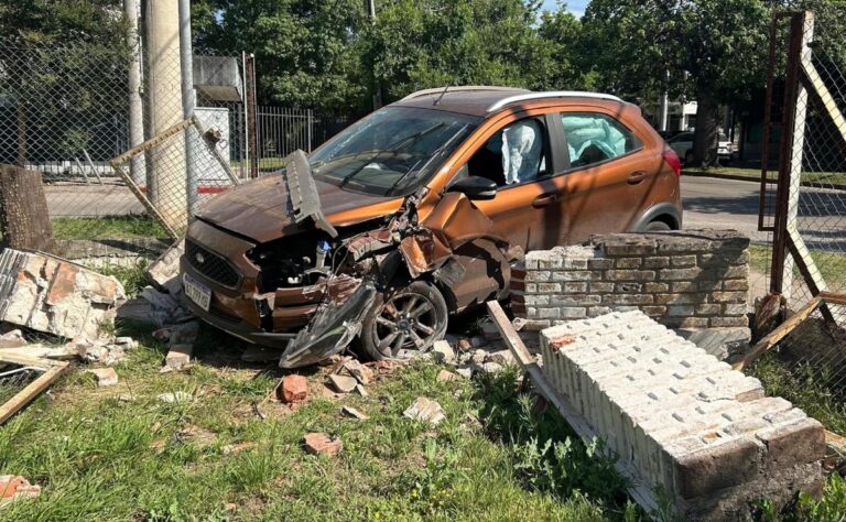 Un automóvil atropelló a un peatón y quedó incrustado en la verja de una casa