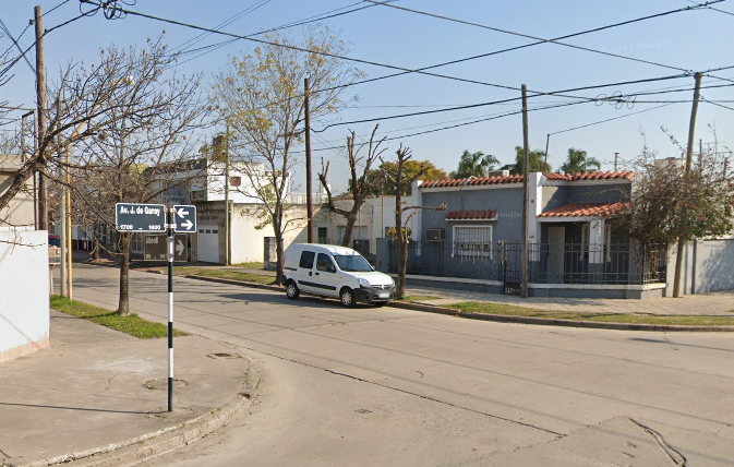 Le robaron el celular a una mujer en la vereda de su casa