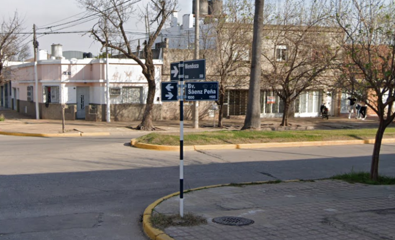 Le arrebataron el celular a una joven en plena vía pública