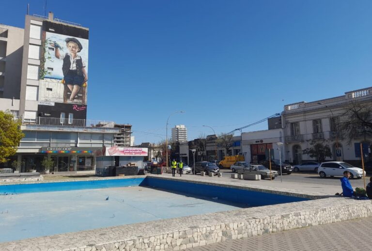 Proponen la puesta en valor de la fuente en la Plaza Cívica