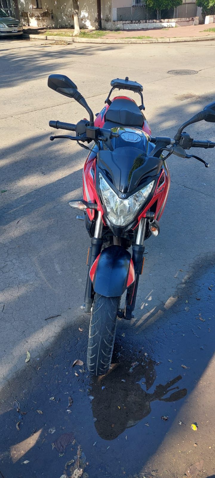 Motociclista termina con fractura de clavícula luego de un accidente