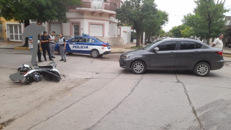 Motociclista lesionado tras un choque con un auto