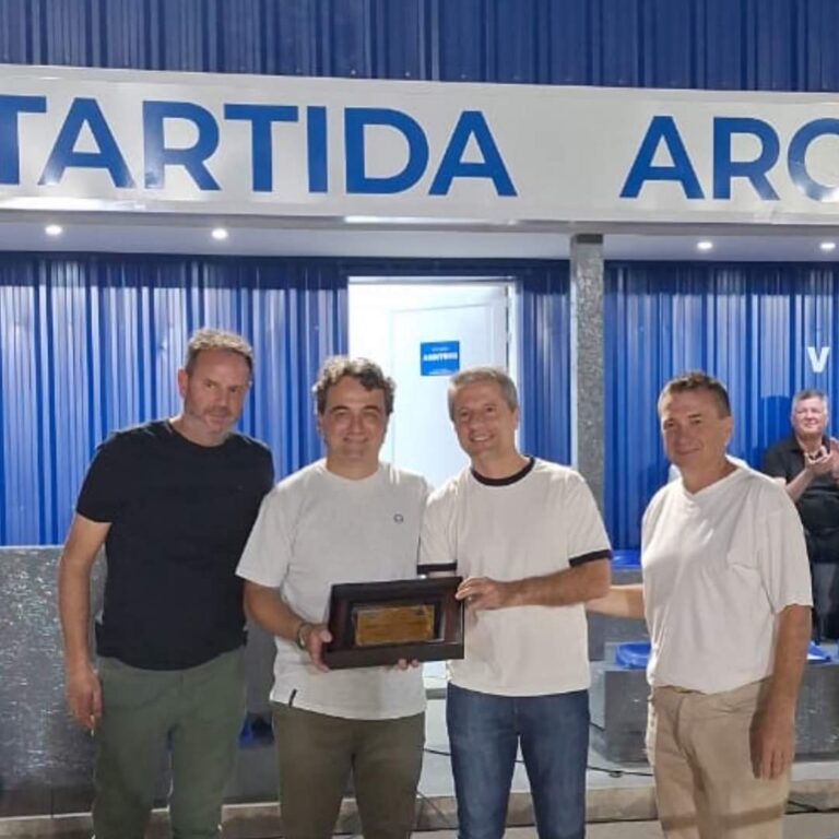 Antártida Argentina inauguró nuevos vestuarios para su cancha de hockey