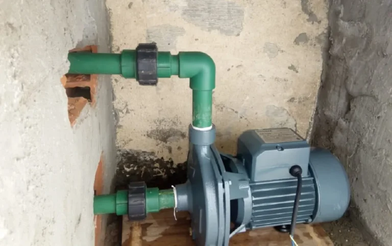 Robaron dos bombas de agua en una vivienda
