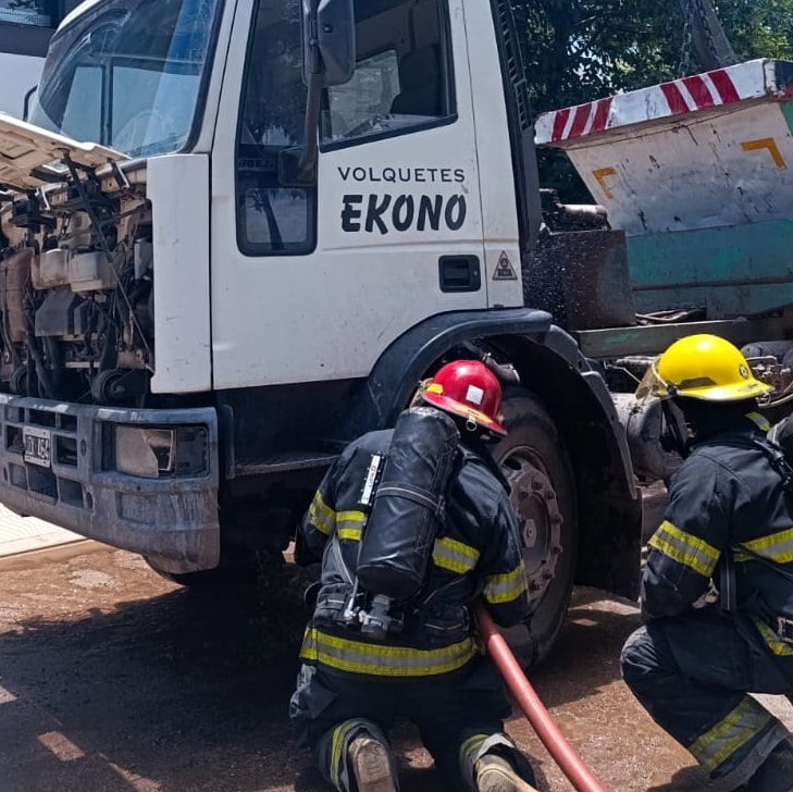 Bomberos voluntarios sofocan el incendio de un camión – Radio Estación