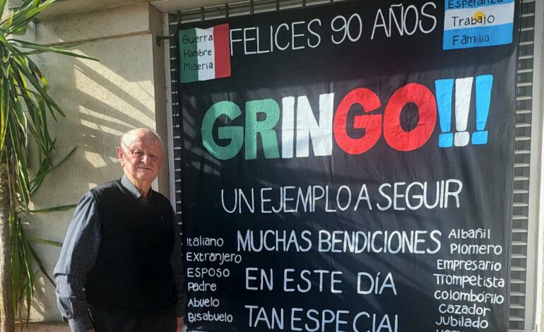  El músico Elio Squaiera tuvo un recital sorpresa por sus 90 años