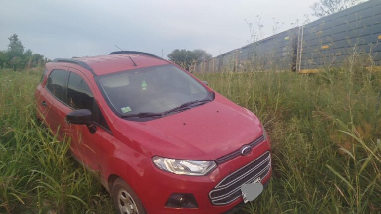 Un auto con tres ocupantes chocó contra el tren