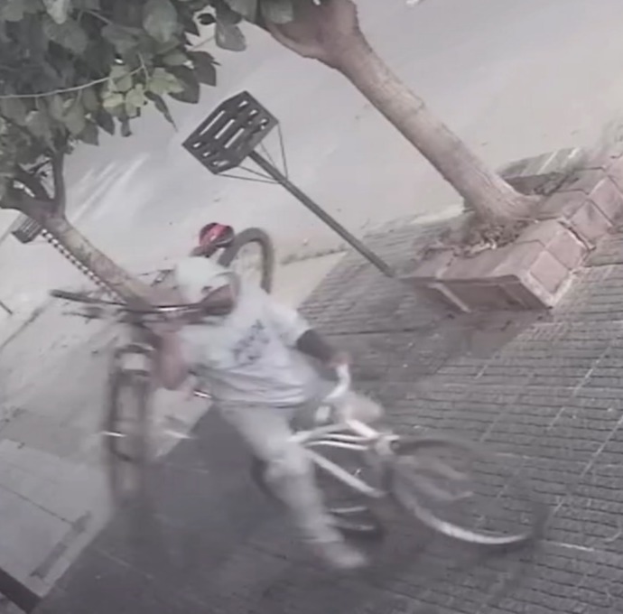 Saltó una reja para robar una bici y una cámara grabó todo