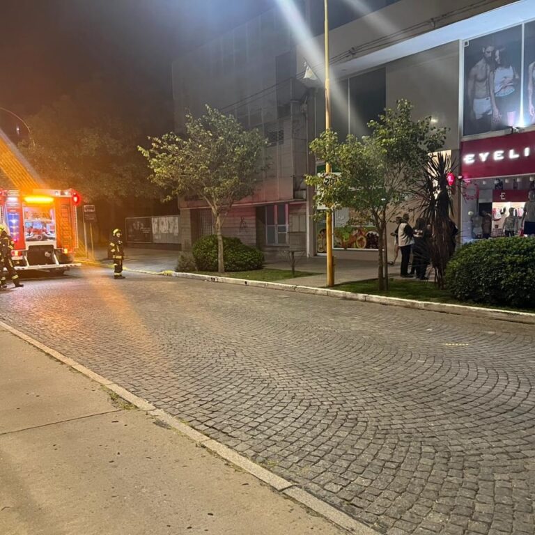 Madrugada intensa para Bomberos: alerta por fuga de gas en un consultorio odontológico