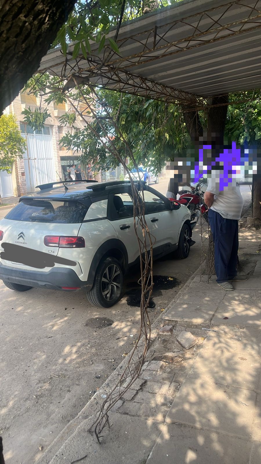 Conductor perdió el control de su auto y chocó a una mujer – Radio Estación